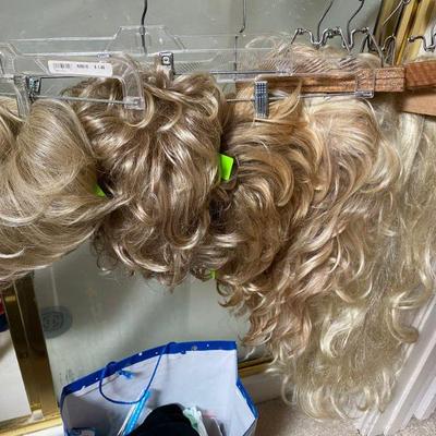 Sale Photo Thumbnail #71: 4 assortment of ladies wigs