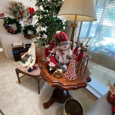 end table lamp, christmas goodies, wreaths