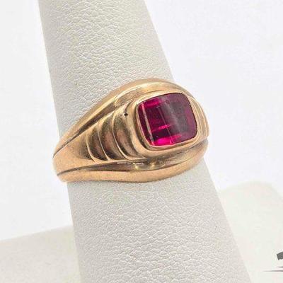 #804 • 10k Gold and Ruby Ring, 4.4g

