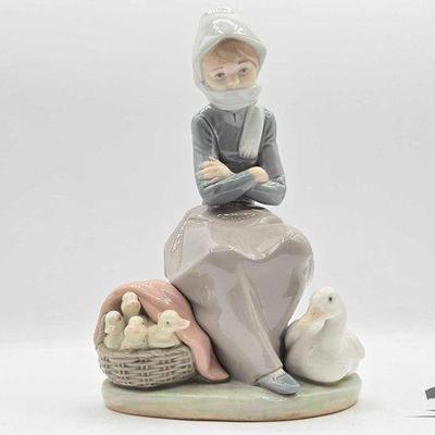 #5520 • "Girl with Ducks" Lladro Porcelain Sculpture
