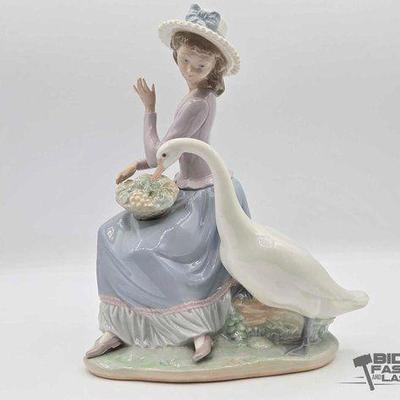 #5514 • "Goose Trying to Eat" Lladro Porcelain Sculpture
