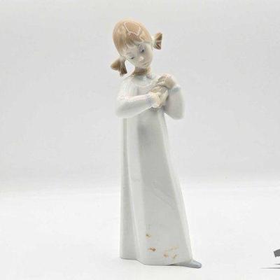 #5512 • "Girl With Guitar" Lladro Porcelain Sculpture
