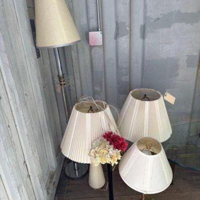 #7548 • (4) Lamps & (1) Vase with Faux Flowers

