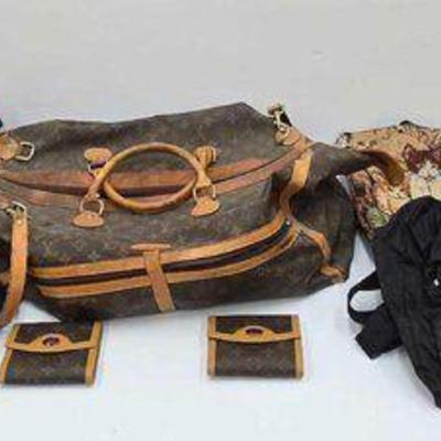 #1902 • (9) Duffle Bags & Wallets

