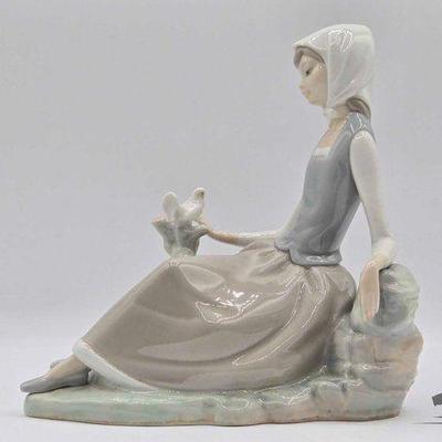#5518 • "Shepherdess with Dove" Lladro Porcelain Sculpture
