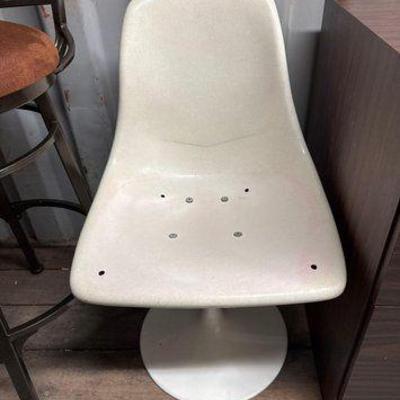 #7502 • Fiberglass Tulip Swivel Chair
