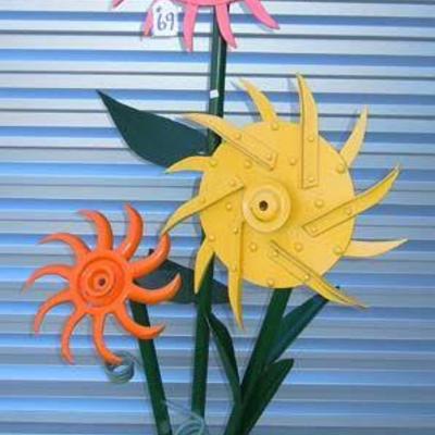VINTAGE HEAVY CUSTOM MADE STEEL TRIPLE FLOWER GARDEN ORNAMENT