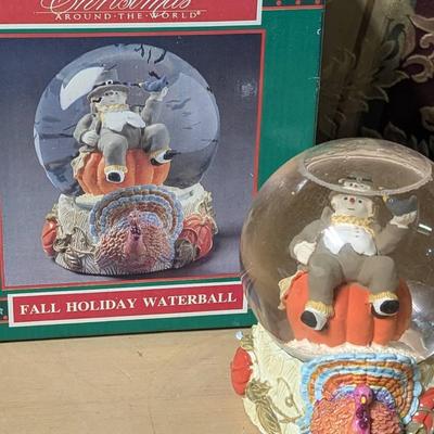 House of Lloyd Christmas Around the World - Fall Holiday Waterball