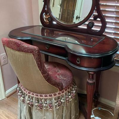 Ladies Vanity With Tufted Chair 