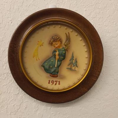 Vintage 1971 Hummel/Goebel Annual Collector Plate in Wood Frame - 10" Diameter