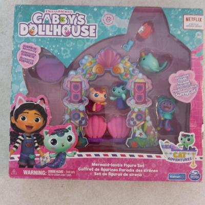Spin Master Gabby's Dollhouse Mermaid-Lantis Figure Set with 4 Figures & Dollhouse Furniture - New in Box