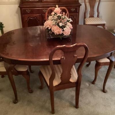 Dining room table and 6 chairs