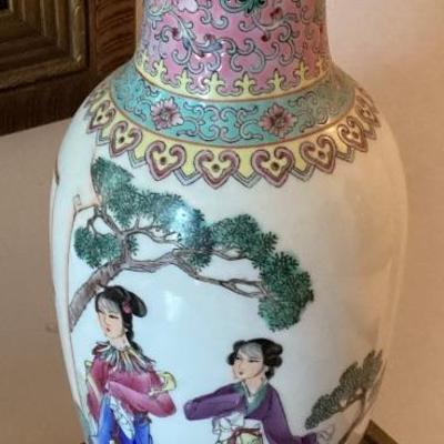 Vase 2 ladies