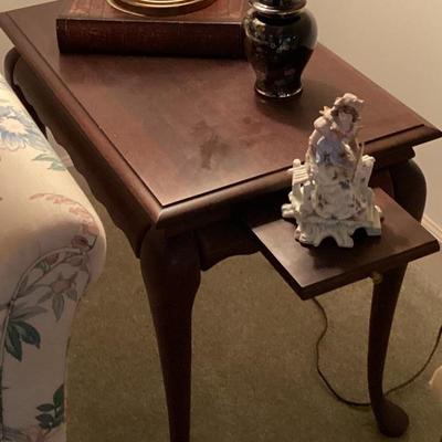End table with smal pull out tray