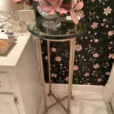 Plant stand round glass top with flowers