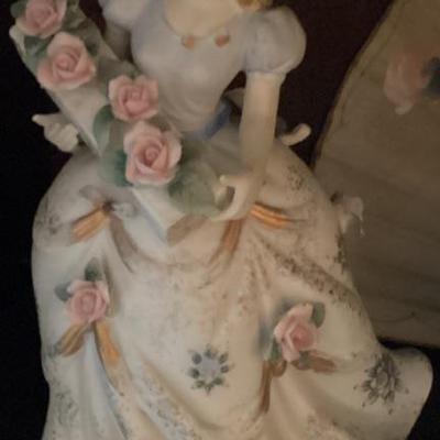 Figurine lady with pink roses