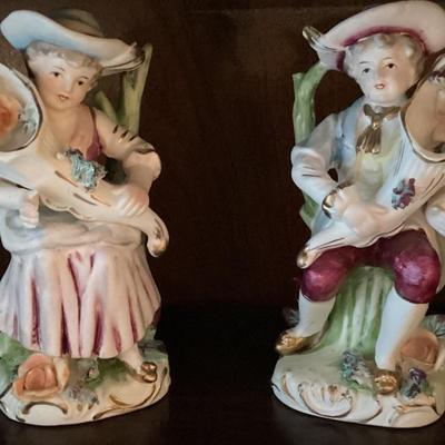 Figurine boy and girl holding bouquets