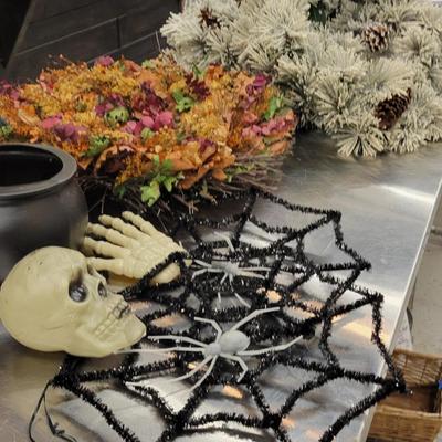 Season Wreaths & Decor