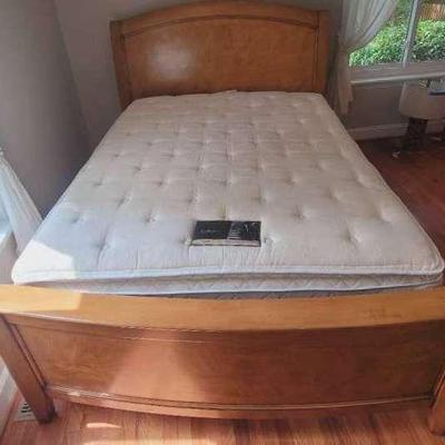 Thomasville Elysee Collection Queen Sleigh Bed w/ Simmons Beautiful Rest Queen Mattress