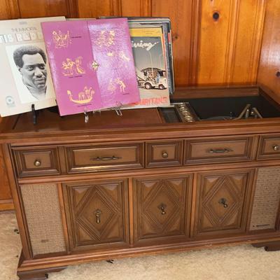 Wood Magnavox Floor Model Solid State Console