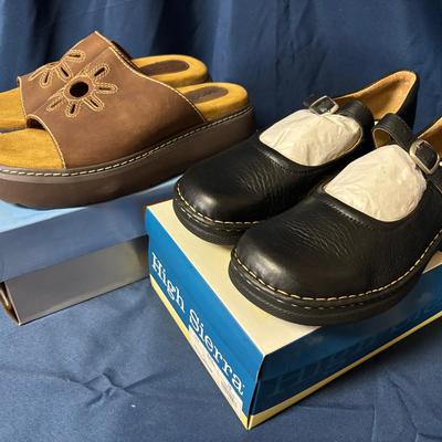 Candy's Sundial Sandal in Coffee &High Sierra Albon In Black Women's Size 10