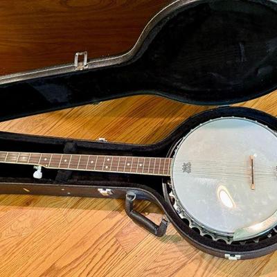Washburn banjo in case 