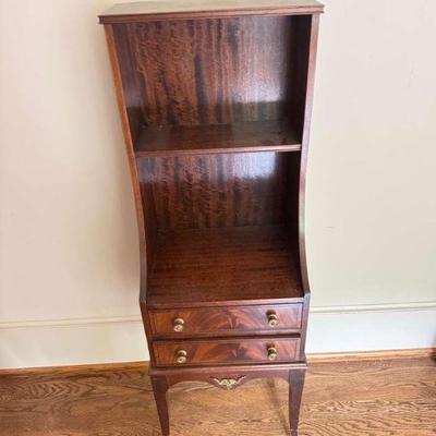 Dainty desk shelves for books