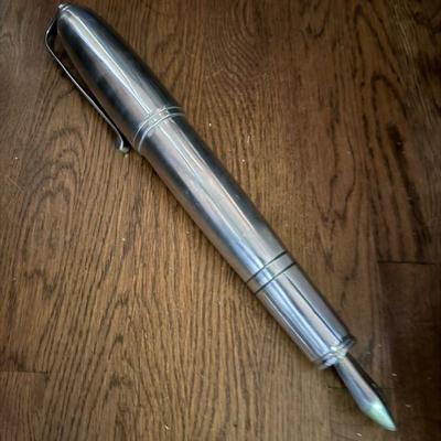 Large fountain pen display