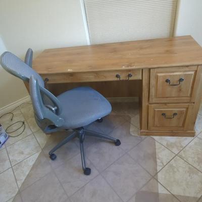 Pine Veneer Desk w/ Gray Office Chair & Floor Mat