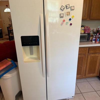 Side by wide side refrigerator 
