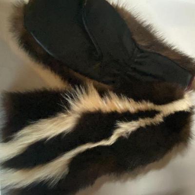 Skunk mittens