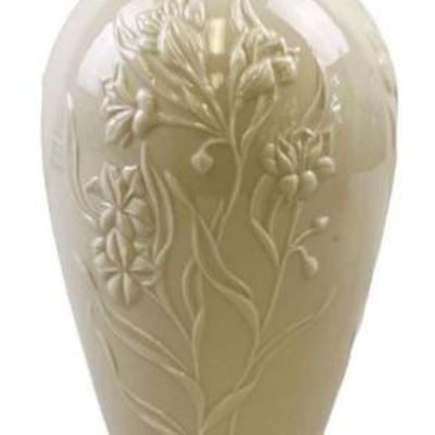 Lenox Masterpiece Medium Vase - Ivory With Gold Trim