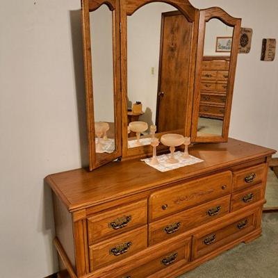 Broyhill Dresser w/Mirror