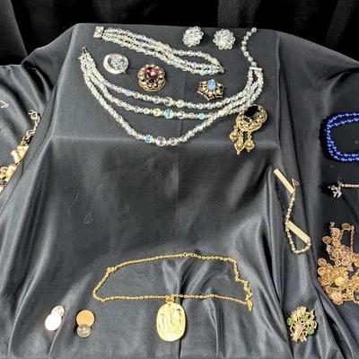 Vintage Costume Jewelry Featuring Metropolitan Museum Of Art: Egyptian Pendant 