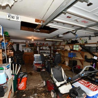 Sale Photo Thumbnail #703: 690 garage