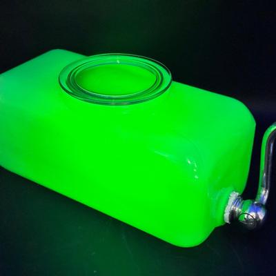 Green "Clambroth" Water Dispenser w Crystal Top