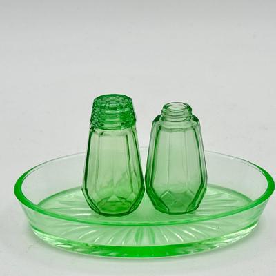 (3-Piece Uranium Glass Salt & Pepper Set with Tray – Octagonal Shakers