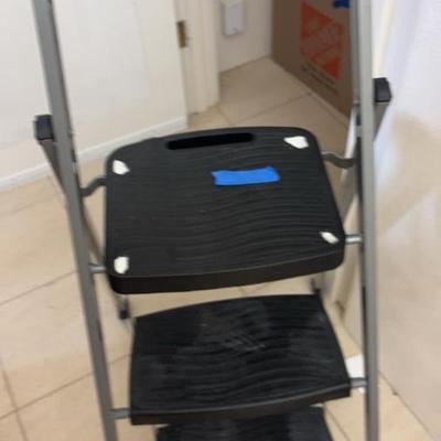 AWT073 Rubbermaid Stepping Stool