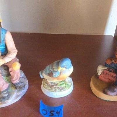 AWT054 Ceramic Figurines (Set Of Three)