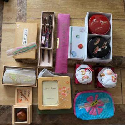 AWT355 Miscellaneous Japanese Collectibles