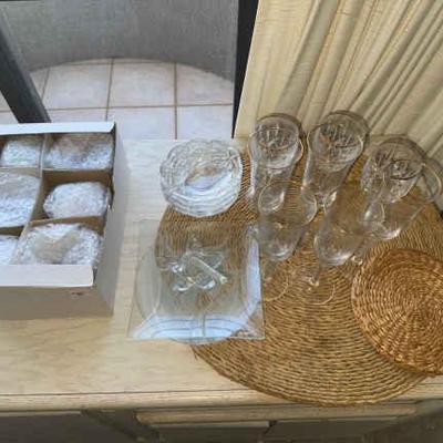 AWT378 Various Glasswork with Woven Mats