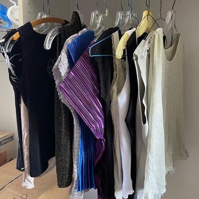 AWT168 - Women’s Tops Size Small & One Size Only
