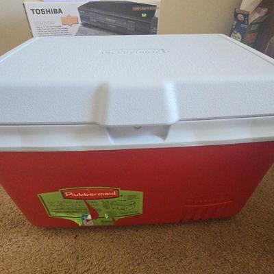 AWT204 LOT INCLUDES TWO SLEEPING BAGS, TWO FOAM MATS, COOLER, WOOD FLOOR STAND & GREEN FELT