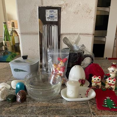 AWT369 - Elegant Vase , Bowls, & Other Random Things