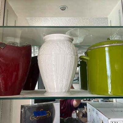 AWT258 2 Vases And A Green Pot