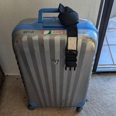 AWT026 - SUITCASES