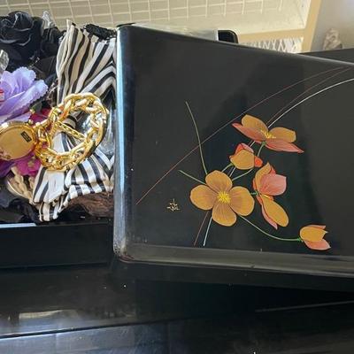AWT185 - Mystery Lot Of Women’s Accessories 