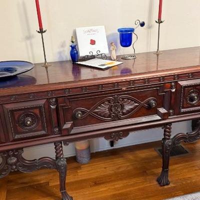 Mahogany buffet with 3 drawers and a scroll motif  