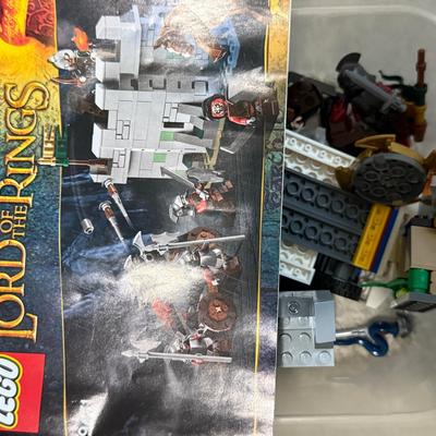 LEGO Lot – Star Wars 7957 Sith Nightspeeder + LOTR 9471 Uruk-Hai Army