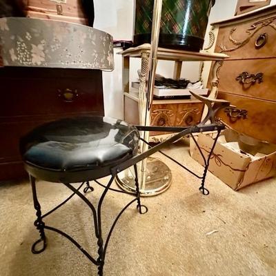 Shoe shine stool